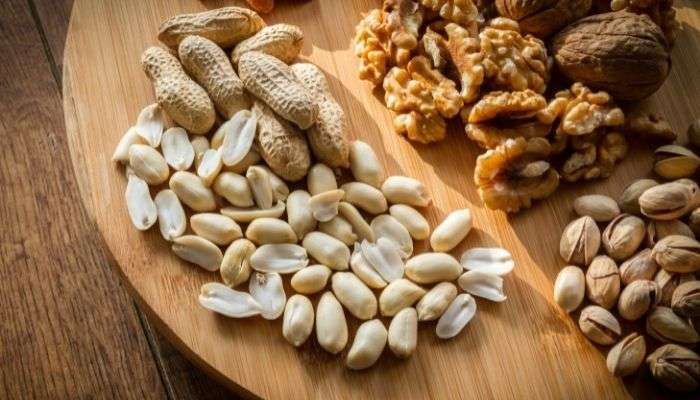 بادام و گردو برای پریودی میان وعده بادام و گردو