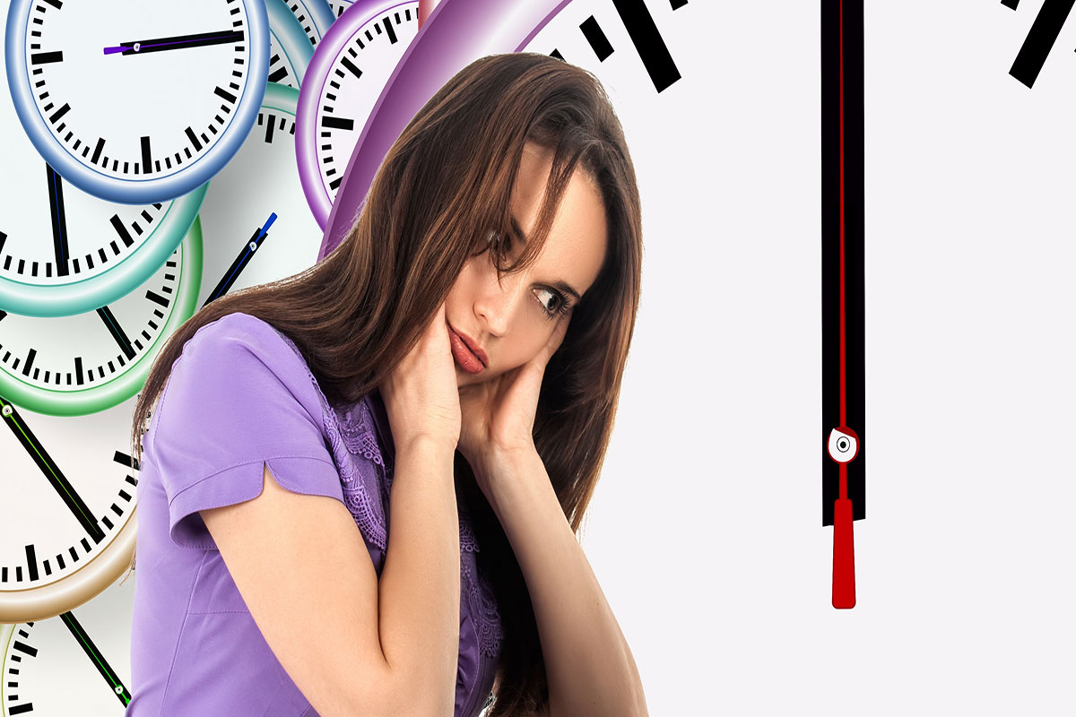 خانمی که ناراحت است و احساس بارداری دارد