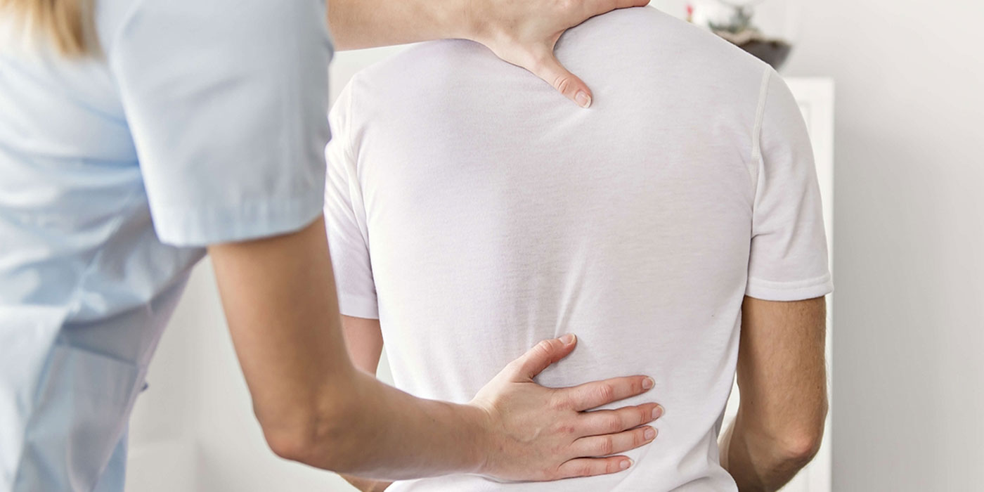 پزشک در حال معاینه بیمار 