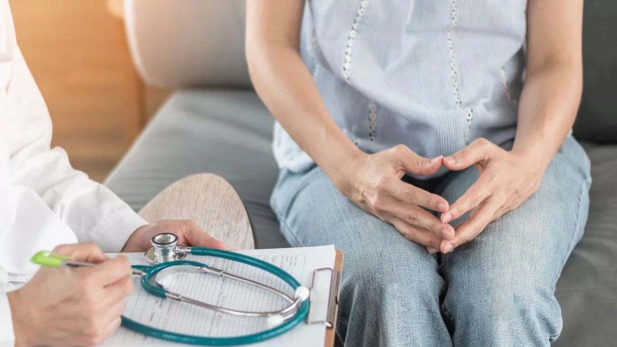 متخصص زنان ویزیت بیمار خانم توسط پزشک زنان