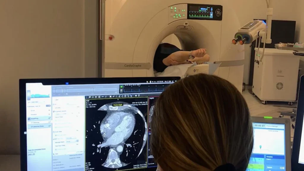 مانیتوری که اسکن هسته ای را نشان می دهد تفاوت اسکن هستهای صورت با CT و MRI در تشخیص مشکلات صورت